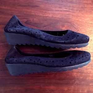 The Flexx Women's Suede Black Wedge Pump size 6